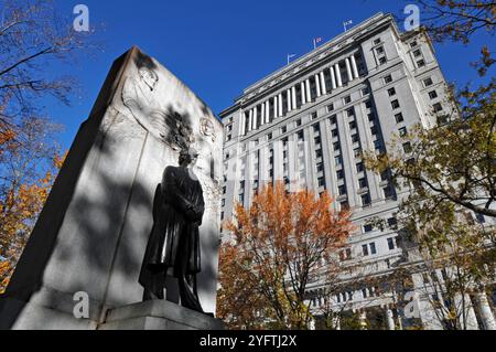 Un monumento all'ex primo ministro canadese Wilfrid Laurier si trova in Dorchester Square di Montreal, vicino al caratteristico Sun Life Building. Foto Stock