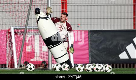 MONACO DI BAVIERA, GERMANIA - 5 NOVEMBRE: Daniel Peretz del Bayern Muenchen in azione durante il campo di allenamento MD4 della UEFA Champions League 2024/25 League Säbener Strasse il 5 novembre 2024 a Monaco, Germania. © diebilderwelt / Alamy Live News Foto Stock