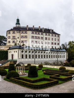 L'imponente castello Ambras di Innsbruck Foto Stock