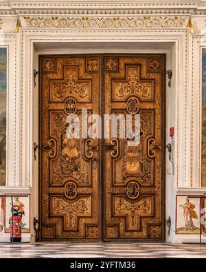 L'imponente castello Ambras di Innsbruck Foto Stock