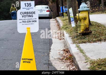 Cartello che identifica il posto di voto sul marciapiede al luogo di elezione il giorno delle elezioni ad Arlington, Virginia Foto Stock