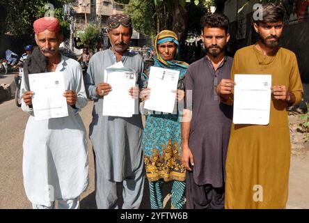 I residenti di Hosri stanno organizzando una manifestazione di protesta contro l'alta tenerezza dei funzionari della stazione di polizia Kotri influenti, al club stampa di Hyderabad martedì 5 novembre 2024. Foto Stock