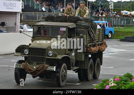 GMC CCKW, D-Day 80th Anniversary Parade, una grande collezione di veicoli militari alleati che hanno partecipato agli sbarchi in Normandia che sono stati fondamentali Foto Stock