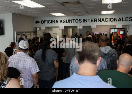 San Juan, Stati Uniti. 5 novembre 2024. Gli elettori si trovarono di fronte a lunghe code ai seggi elettorali il giorno delle elezioni a San Juan, Porto Rico martedì 5 novembre 2024. (Carlos Berríos Polanco/Sipa USA) credito: SIPA USA/Alamy Live News Foto Stock