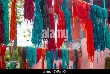 i tessuti colorati appesi alle linee per asciugarsi al sole Foto Stock