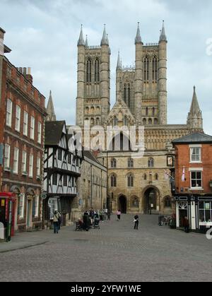 Vista dalla piazza del castello alla cattedrale di Lincoln. La cattedrale della Chiesa d'Inghilterra a Lincoln, è la sede del vescovo di Lincoln ed è la madre chu Foto Stock
