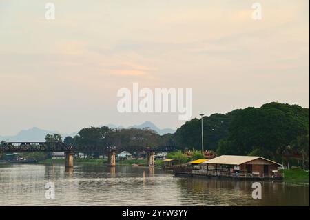 Ponte sul fiume Kwai e sul fiume Kwai durante il tramonto Foto Stock