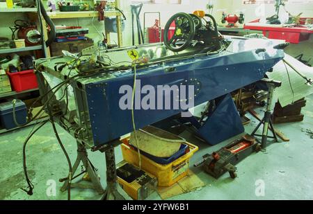 Auto da corsa Classic 1973 Brabham F2 BT40 monoposto durante la ristrutturazione in officina amatoriale. Vista della vasca smontata della sospensione e senza motore Foto Stock