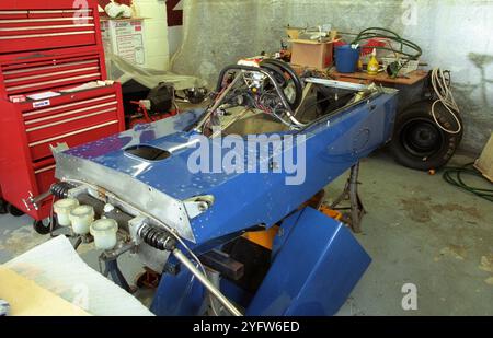 Auto da corsa Classic 1973 Brabham F2 BT40 monoposto durante la ristrutturazione in officina amatoriale. Vista della vasca smontata della sospensione e senza motore Foto Stock