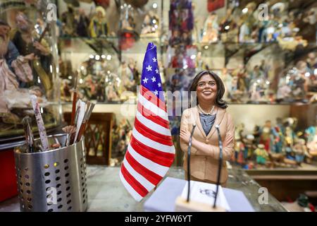 Napoli, Italia, 5 novembre 2024. Una statuetta di Kamala Harris, candidata alla presidenza degli Stati Uniti d'America, sul presepe di San Gregorio Armeno, a Napoli. Crediti: Marco Cantile/Alamy Live News Foto Stock