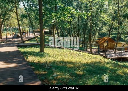 San Pietroburgo, Russia - 23 giugno 2024: Passerelle in legno nel parco in una giornata estiva Foto Stock