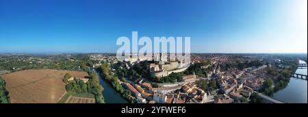 Panoramica del vecchio ponte e della cattedrale di Saint-Nazaire sul globo a Béziers, Occitanie, Francia Foto Stock