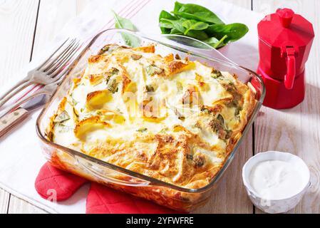 Banitsa tradizionale bulgara o balcanica a base di pasta filla, formaggio spalmabile e spinaci. Foto Stock