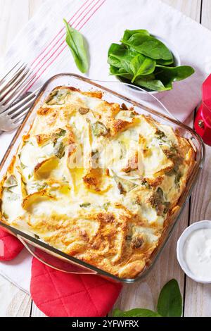 Banitsa tradizionale bulgara o balcanica a base di pasta filla, formaggio spalmabile e spinaci. Foto Stock