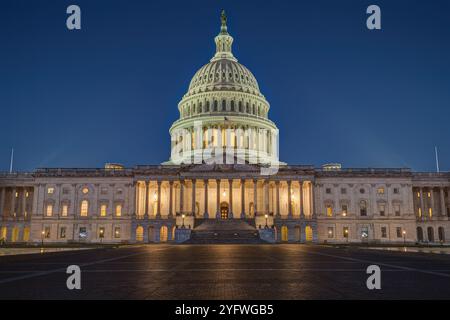 Il Campidoglio degli Stati Uniti illuminato a Washington DC di notte Foto Stock