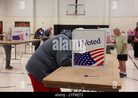 Bloomington, Stati Uniti. 5 novembre 2024. BLOOMINGTON, INDIANA - 5 NOVEMBRE 2024: Gli elettori hanno fatto il loro voto nella palestra della chiesa cattolica di St. John the Apostle il 5 novembre a Bloomington, Indiana. Gli americani votano oggi nella corsa presidenziale tra il candidato repubblicano, l'ex presidente Donald Trump, e il candidato democratico vicepresidente Kamala Harris, nonché numerose elezioni statali che determineranno l'equilibrio di potere al Congresso. Crediti: Jeremy Hogan/Alamy Live News Foto Stock