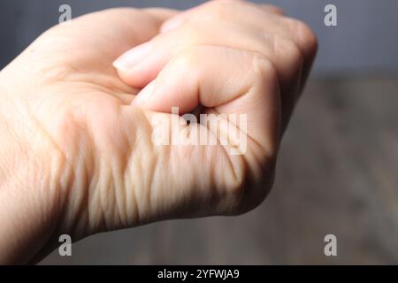 piegare i palmi delle braccia. Il lato del palmo della mano di una donna. Il ricavo in mano. Foto Stock