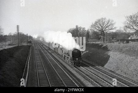 1950s, storico, locomotiva a vapore, No 35012, Inghilterra, REGNO UNITO. Basata su un progetto di Oliver Bullied, la locomotiva entrò in servizio con la Southern Railway (SR) nel gennaio 1945 con il suo numero originale 21C12. In seguito alla nazionalizzazione delle ferrovie divenne il numero 35012. Sotto BR fu ricostruita nel 1957, dove continuò a servire nell'ex rete regionale meridionale, fino a quando non fu ritirata nel 1967. Foto Stock