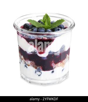 Gustoso dessert trifle. Mirtilli, pan di Spagna e panna montata in vetro isolata su bianco Foto Stock