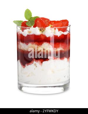 Gustoso dessert trifle. Fragole, pan di Spagna e panna montata in vetro isolata su bianco Foto Stock
