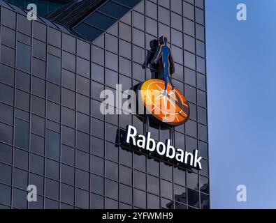 Utrecht, Paesi Bassi, 27.10.2024, firma e logo di Rabobank, una multinazionale olandese di servizi bancari e finanziari con sede a Utrecht Foto Stock