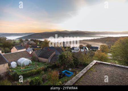 Paesaggio autunnale in Borgogna a Château-Chinon in Francia, con foreste, colline e case all'alba Foto Stock