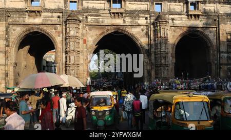 Teen Gate al bazar Lal Darwaja nella città vecchia di Ahmedabad, Gujarat, India Foto Stock