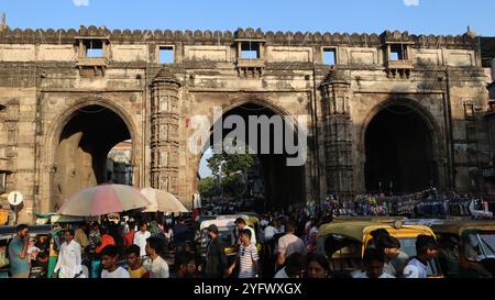 Teen Gate al bazar Lal Darwaja nella città vecchia di Ahmedabad, Gujarat, India Foto Stock