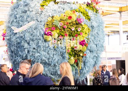 Vijfhuizen, Paesi Bassi. 5 novembre 2024. La gente visita la fiera internazionale della floricoltura 2024 (IFTF) a Vijfhuizen, nei Paesi Bassi, il 5 novembre 2024. L'IFTF è un evento annuale nei Paesi Bassi che riunisce professionisti dell'orticoltura, amanti dei fiori ed esperti del settore provenienti da tutto il mondo. Crediti: Sylvia Lederer/Xinhua/Alamy Live News Foto Stock