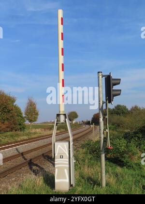 ...Wenn Schranke oben und Rotlicht aus - fahre geradeaus - Schranke unten - Rotlicht An - fermata e fermata...Zugfahrt automatische Bahnschranke **** se la barriera si alza e il semaforo rosso si guida dritto, si scende al semaforo rosso alla fermata e si tiene la barriera automatica del treno Foto Stock