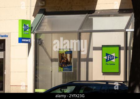 OSTRAVA, CECHIA - 28 SETTEMBRE 2023: Vetrina della banca ceca FiO Banka che mostra che è fornito il Bancomat (Bankomat in lingua ceca) Foto Stock