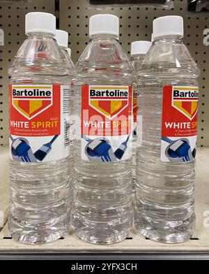 Flaconi di solvente Bartoline White Spirit presso il negozio di articoli da regalo locale Foto Stock