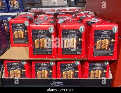 Tradizionale Panettone classico natalizio in vendita al supermercato locale Foto Stock