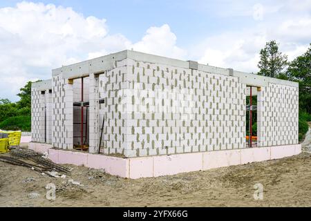 Cantiere di una nuova casa residenziale, muratura da blocchi di argilla espansi, isolamento termico di fondamenta con piastre in polistirene Foto Stock