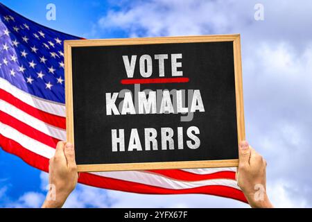 5 novembre 2024: Vota Kamala Harris - un appello appassionato a sostenere Kamala Harris come candidato presidenziale, simbolicamente tenuto di fronte alla bandiera americana. FOTOMONTAGGIO *** voto Kamala Harris - Ein leidenschaftlicher Aufruf zur Unterstützung von Kamala Harris als Präsidentschaftskandidatin, symbolisch vor der amerikanischen Flagge gehalten. FOTOMONTAGE Foto Stock