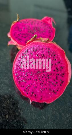 Fette di frutta Pitahaya o drago Foto Stock