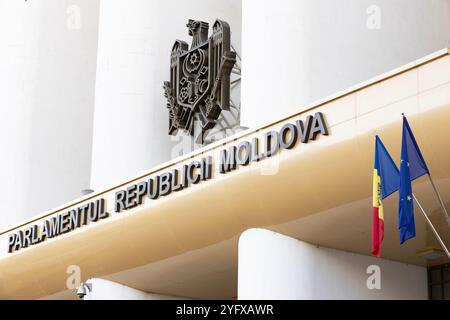 Edificio del Parlamento della Repubblica di Moldova a Chisinau, con bandiere nazionali ed europee e stemma sulla facciata. Foto Stock