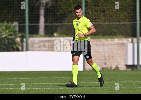 L'arbitro Alessio Amadei durante la gara del 16 di Coppa Italia femminile tra S.S. Lazio e F.C. Como allo Stadio Mirko Fersini il 5 novembre 2024 a Formello. Foto Stock