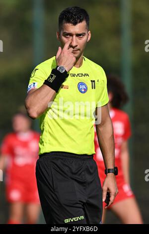 L'arbitro Alessio Amadei durante la gara del 16 di Coppa Italia femminile tra S.S. Lazio e F.C. Como allo Stadio Mirko Fersini il 5 novembre 2024 a Formello. Foto Stock