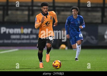 Elias Kachunga (10 Cambridge United) controlla la palla durante la partita del Trofeo EFL tra Cambridge United e Chelsea Under 21 al Cledara Abbey Stadium di Cambridge martedì 5 novembre 2024. (Foto: Kevin Hodgson | mi News) crediti: MI News & Sport /Alamy Live News Foto Stock