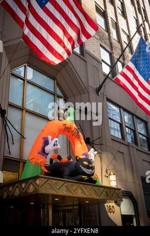 Decorazioni a tema Halloween sul baldacchino dell'edificio in Hudson Square a New York sabato 26 ottobre 2024. (© Richard B. Levine) Foto Stock