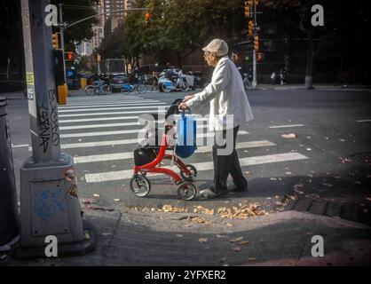 La donna anziana con il suo camminatore entra in un incrocio nel quartiere Chelsea a New York giovedì 31 ottobre 2024. (© Richard B. Levine) Foto Stock