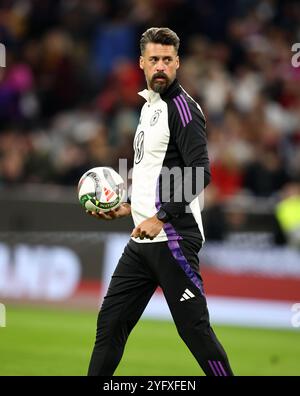 MONACO DI BAVIERA, GERMANIA - 14 OTTOBRE: Sandro Wagner Co Trainer della Germania guarda prima della partita A3 della UEFA Nations League 2024/25 di Lega A tra Germania e Paesi Bassi il 14 ottobre 2024 a Monaco di Baviera, Germania. © diebilderwelt / Alamy Stock Foto Stock