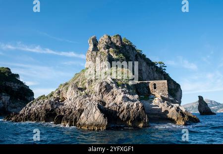 Sirenusas o arcipelago di Gallos un tempo di proprietà del ballerino russo Rudolf Nureyev. Le isole si trovano al largo della costiera amalfitana, Campania, italia Foto Stock