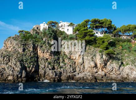 Sirenusas o arcipelago di Gallos un tempo di proprietà del ballerino russo Rudolf Nureyev. Le isole si trovano al largo della costiera amalfitana, Campania, italia Foto Stock