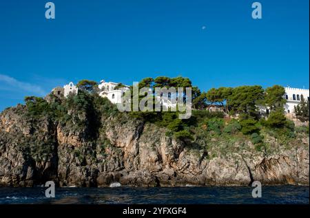 Sirenusas o arcipelago di Gallos un tempo di proprietà del ballerino russo Rudolf Nureyev. Le isole si trovano al largo della costiera amalfitana, Campania, italia Foto Stock