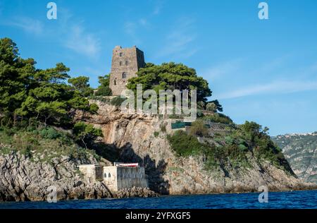 Sirenusas o arcipelago di Gallos un tempo di proprietà del ballerino russo Rudolf Nureyev. Le isole si trovano al largo della costiera amalfitana, Campania, italia Foto Stock