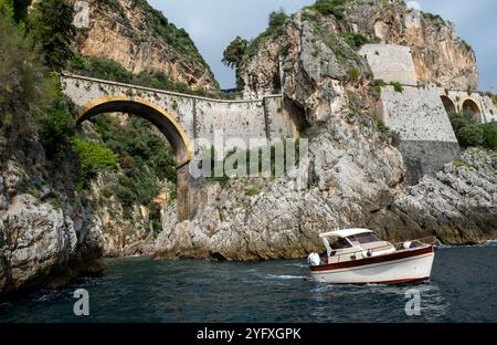 Vista della costiera amalfitana, tra Amalfi e Positano, Campania, Italia Foto Stock