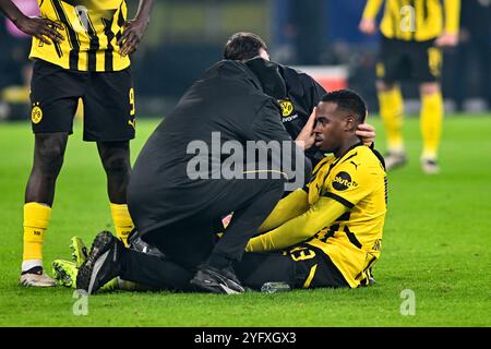 Dortmund, Germania. 5 novembre 2024. Calcio, Champions League, Borussia Dortmund - Sturm Graz, Preliminary Round, Matchday 4, Signal Iduna Park, Dortmund's Jamie Gittens riceve un trattamento. Crediti: Bernd Thissen/dpa/Alamy Live News Foto Stock