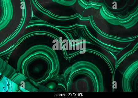 Mosaico di fette lucide di malachite, si tratta di un minerale di idrossido di carbonato di rame con colore opaco, banda verde, cristallizzato nel c monoclinico Foto Stock